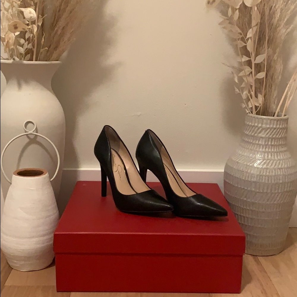 Black pumps